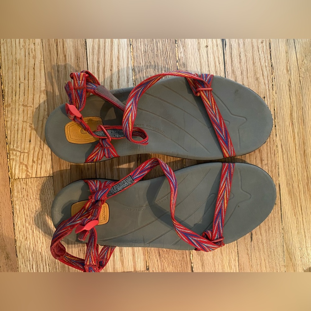 Teva! Súper comfortable sandals in sunset red